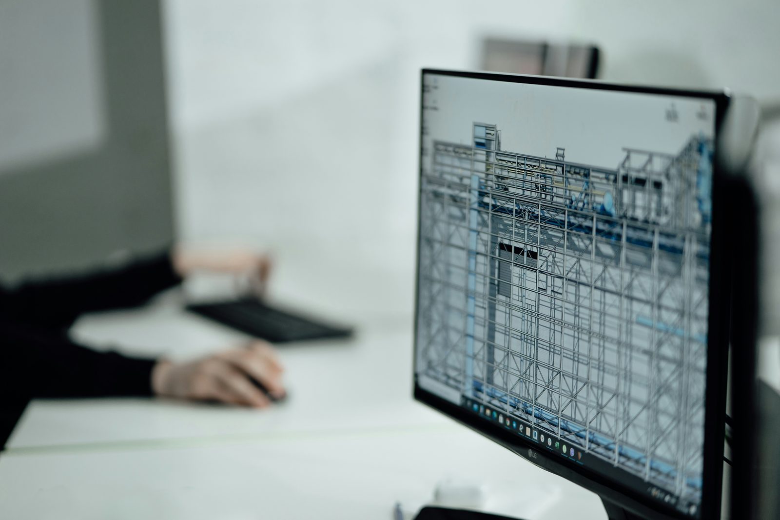 Någon som arbetar med en konstruktionsmodell på en datorskärm