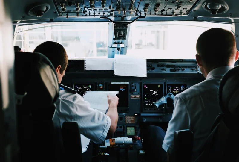 Två piloter i cockpiten