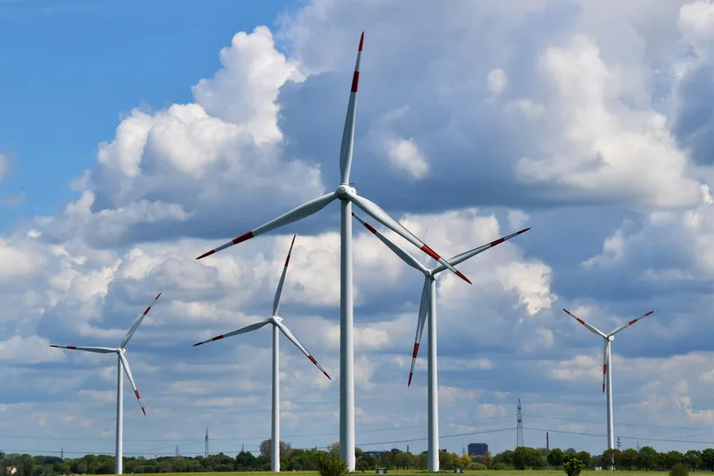 Vindkraftverk under en blå himmel