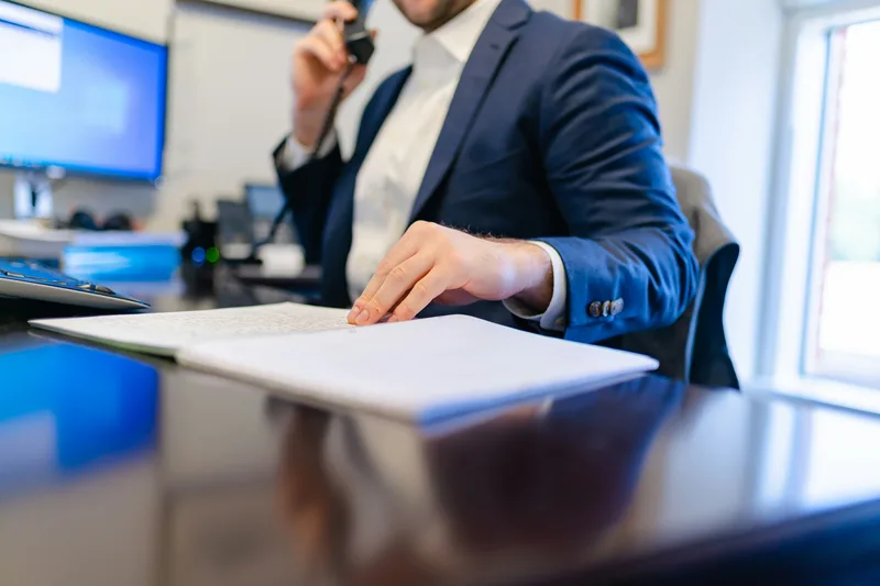 Företagssäljare som pratar med en kund i telefon