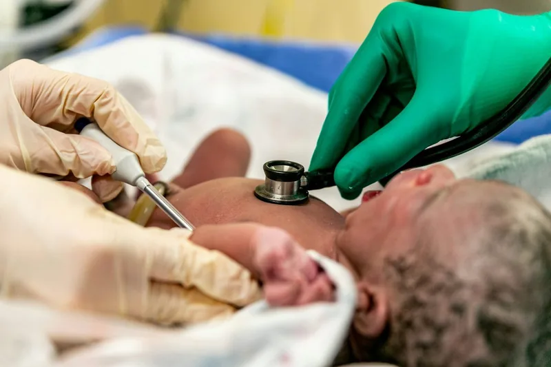 Barnmorska med en gravid kvinna