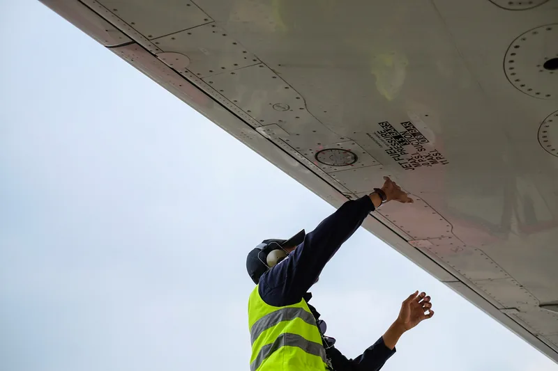 Flygtekniker vid ett flygplan