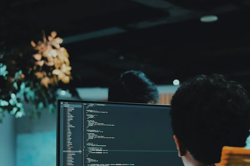 IT-säkerhetsspecialist vid en dator