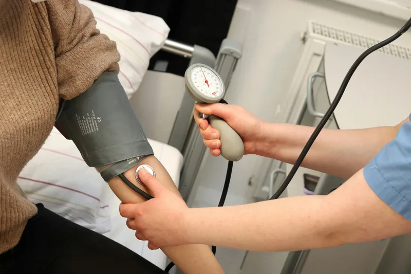 Blodtrycksmätning på en patient
